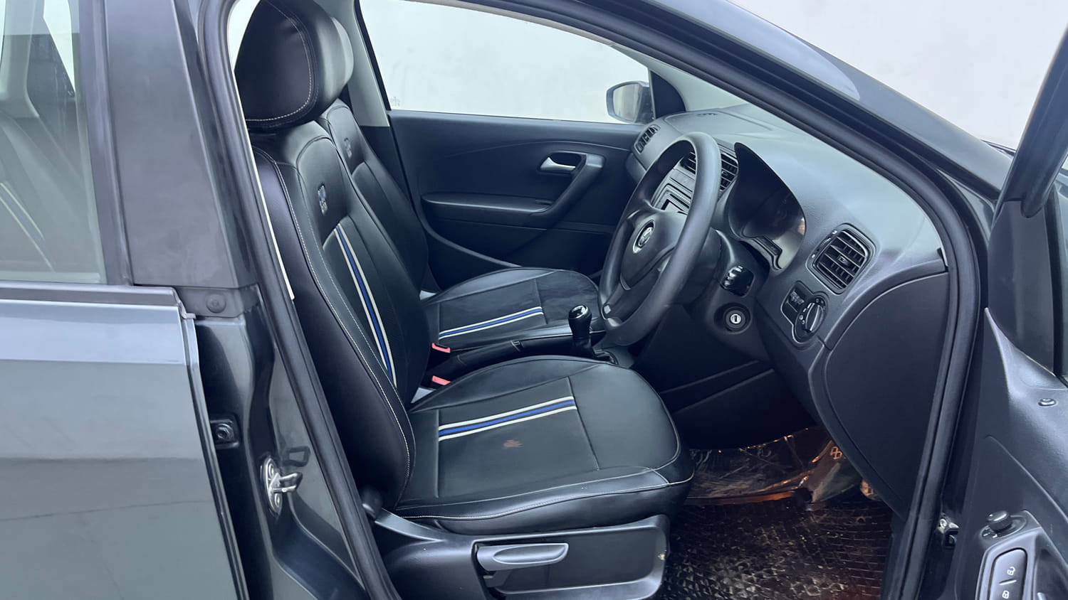 Used 2020 Volkswagen Polo Comfortline 1.0L (P) Petrol Manual interior RIGHT SIDE FRONT DOOR CABIN VIEW