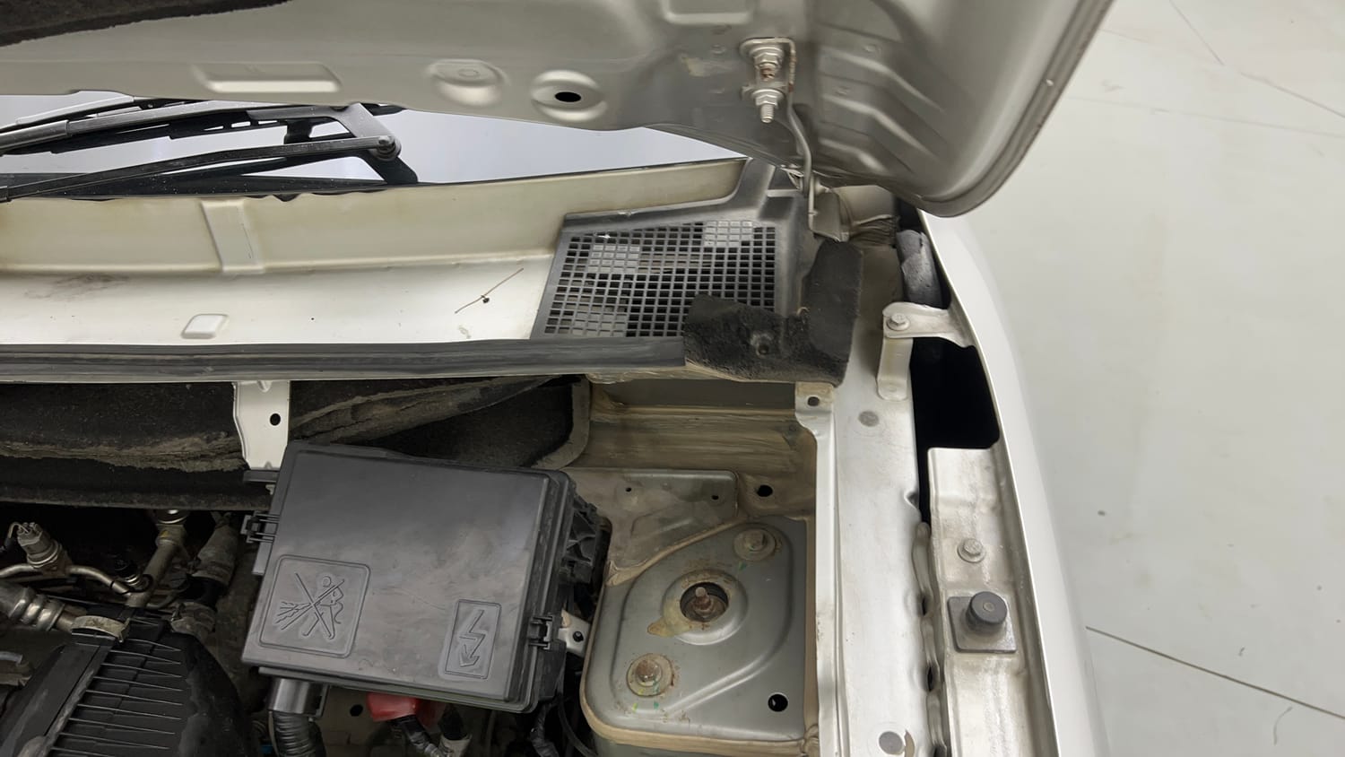 Used 2021 Renault Kwid RXL 1.0 MT Petrol Manual engine ENGINE LEFT SIDE HINGE & APRON VIEW
