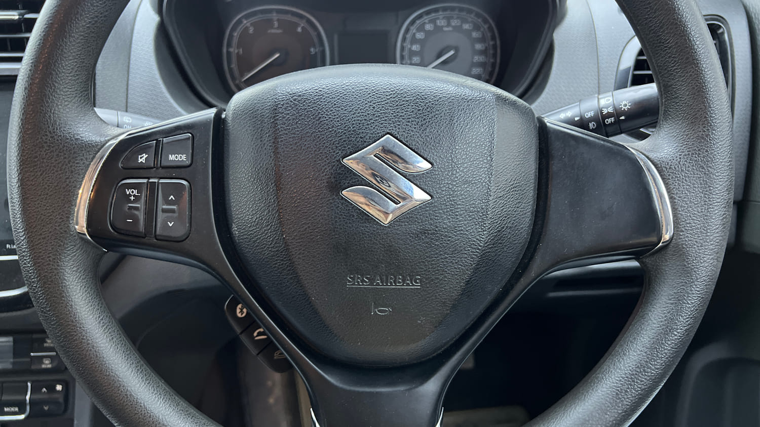 Used 2016 Maruti Suzuki Vitara Brezza [2016-2020] ZDi Diesel Manual top_features Airbags