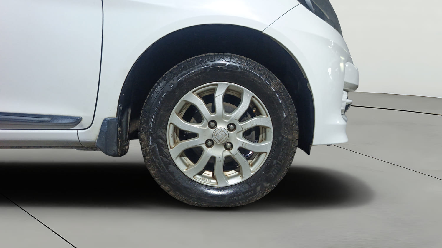 Used 2013 Honda Amaze 1.2 VX AT i-VTEC Petrol Automatic tyres RIGHT FRONT TYRE RIM VIEW