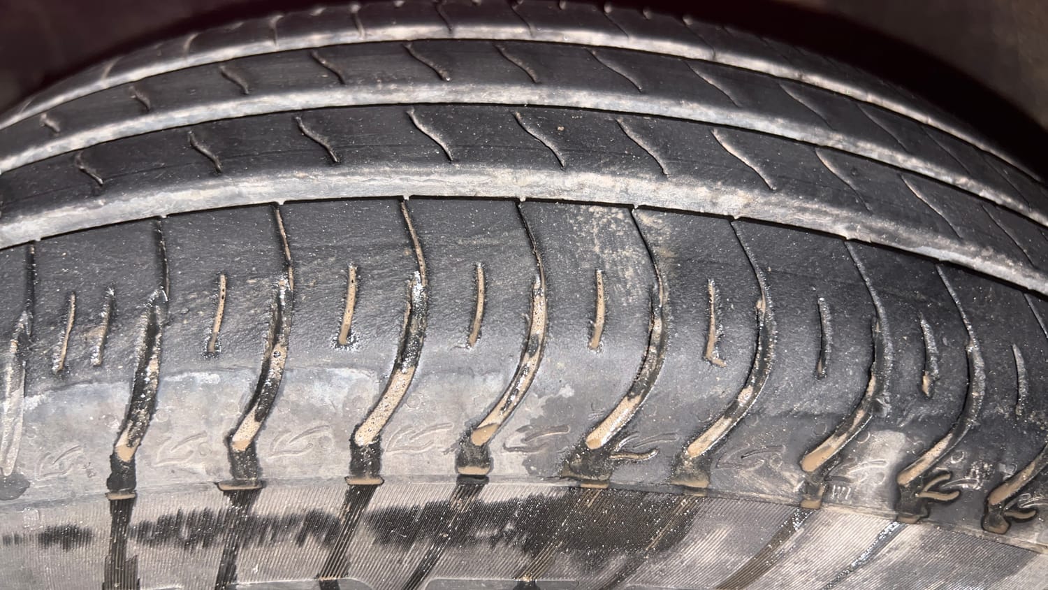 Used 2024 Maruti Suzuki Swift VXi Petrol Manual tyres LEFT FRONT TYRE TREAD VIEW