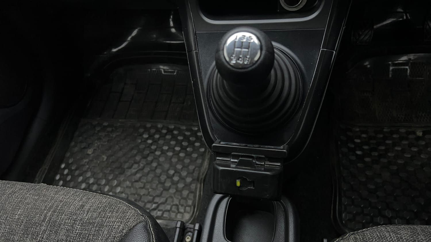 Used 2015 Maruti Suzuki Ritz Lxi BS-IV Petrol Manual interior GEAR  KNOB VIEW