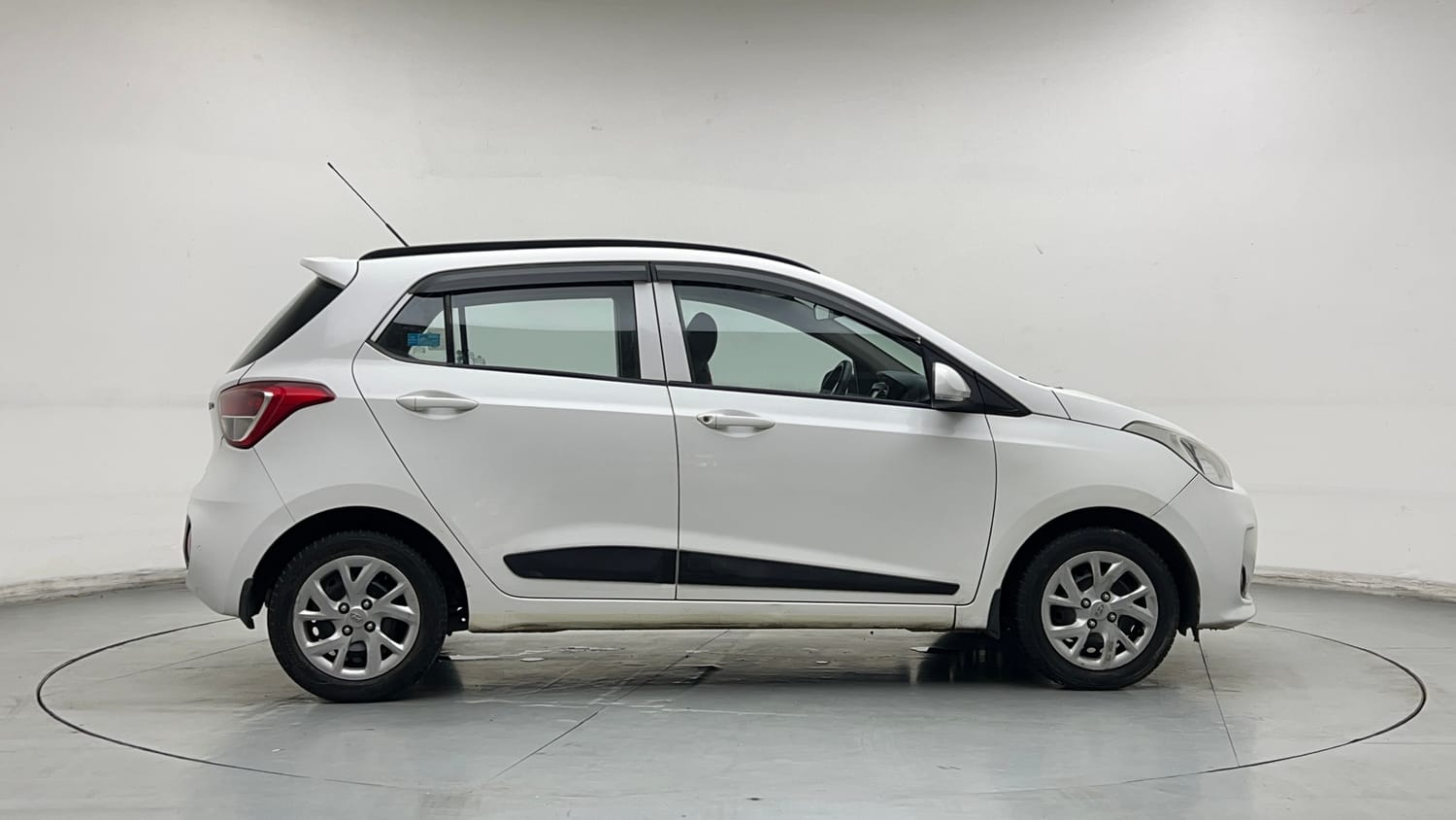 Used 2018 Hyundai Grand i10 Sportz 1.2 Kappa VTVT Petrol Manual exterior RIGHT SIDE VIEW