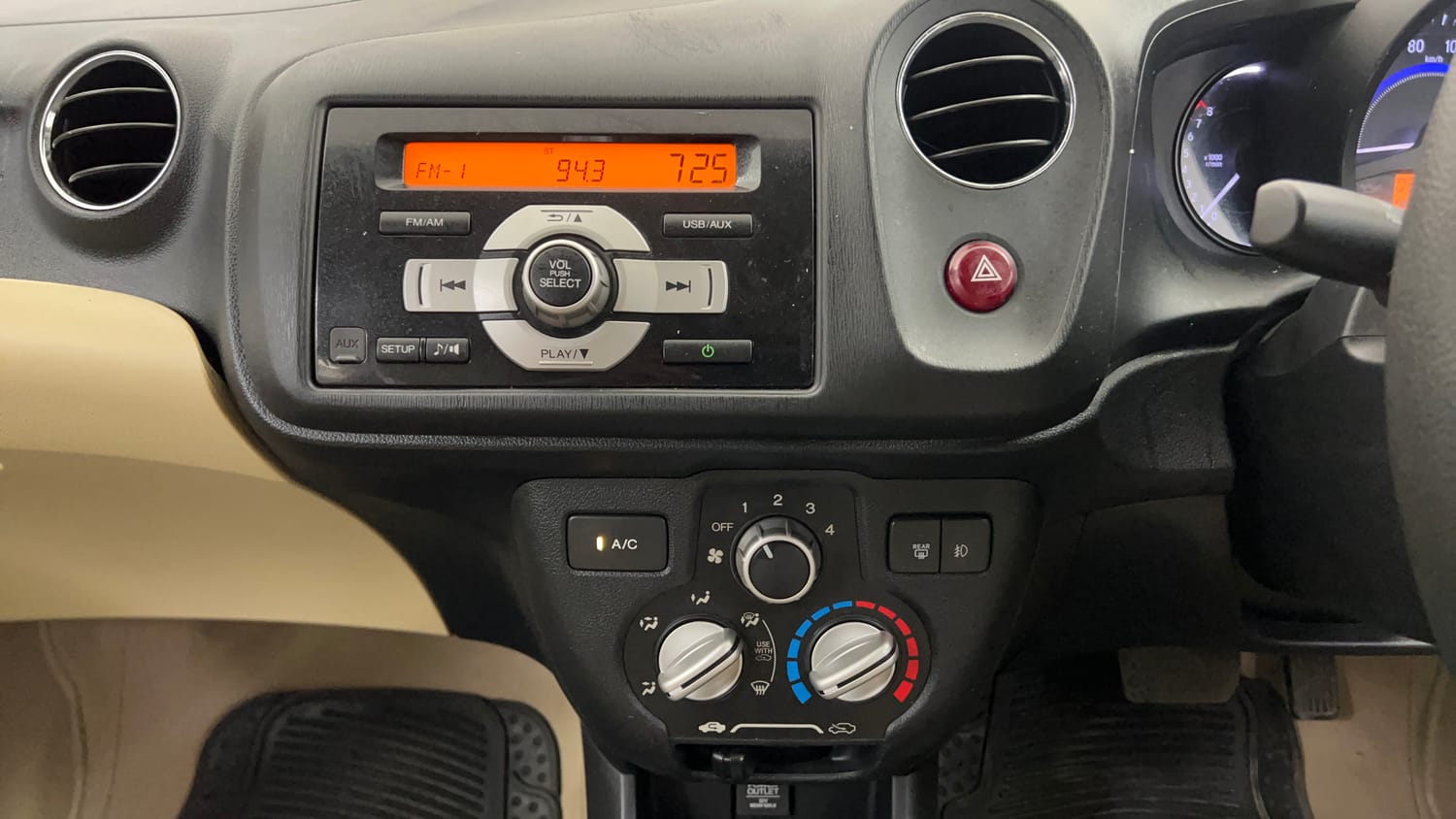 Used 2015 Honda Brio VX AT Petrol Automatic interior MUSIC SYSTEM & AC CONTROL VIEW