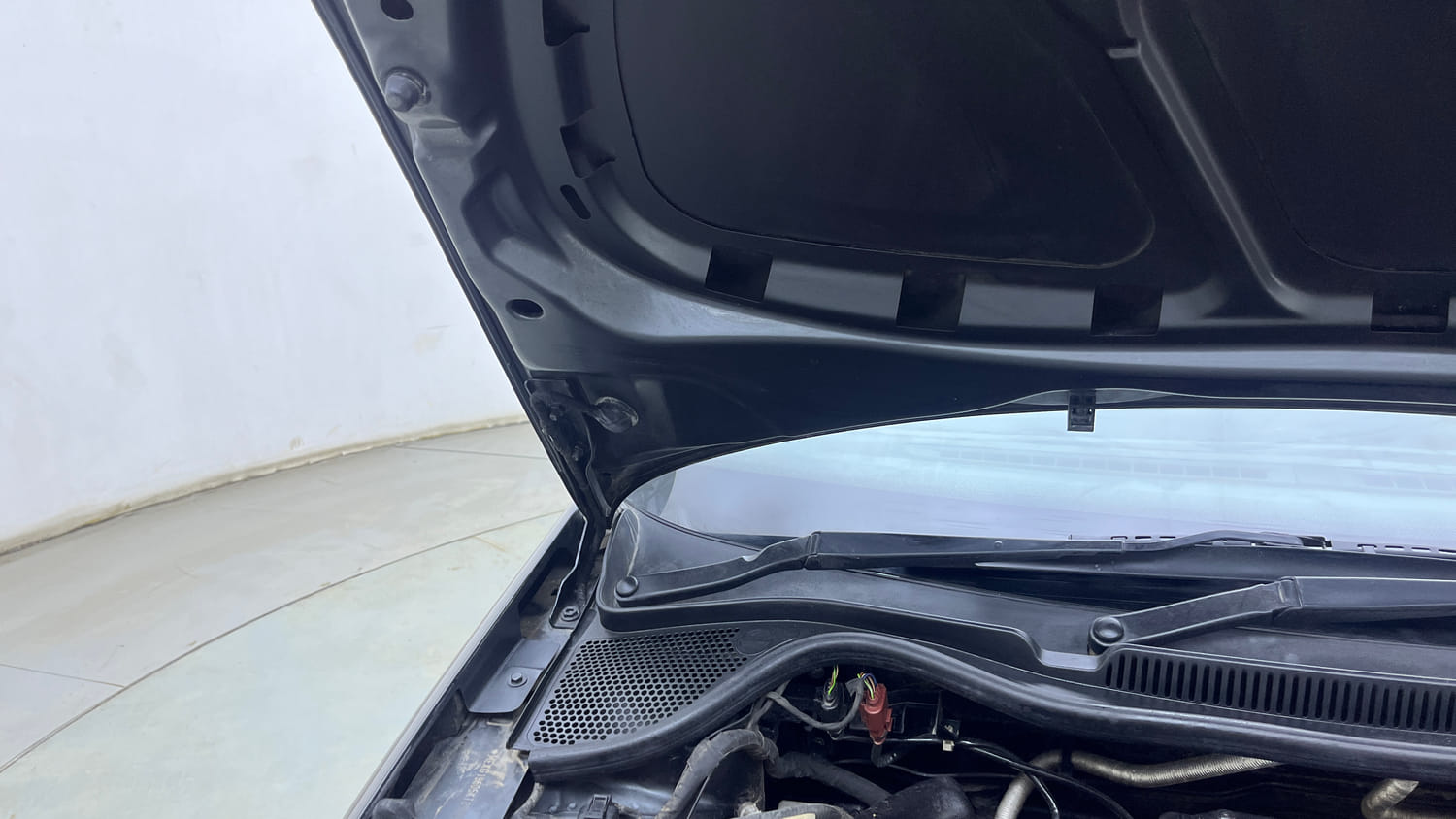 Used 2020 Volkswagen Polo Comfortline 1.0L (P) Petrol Manual engine ENGINE RIGHT SIDE HINGE & APRON VIEW