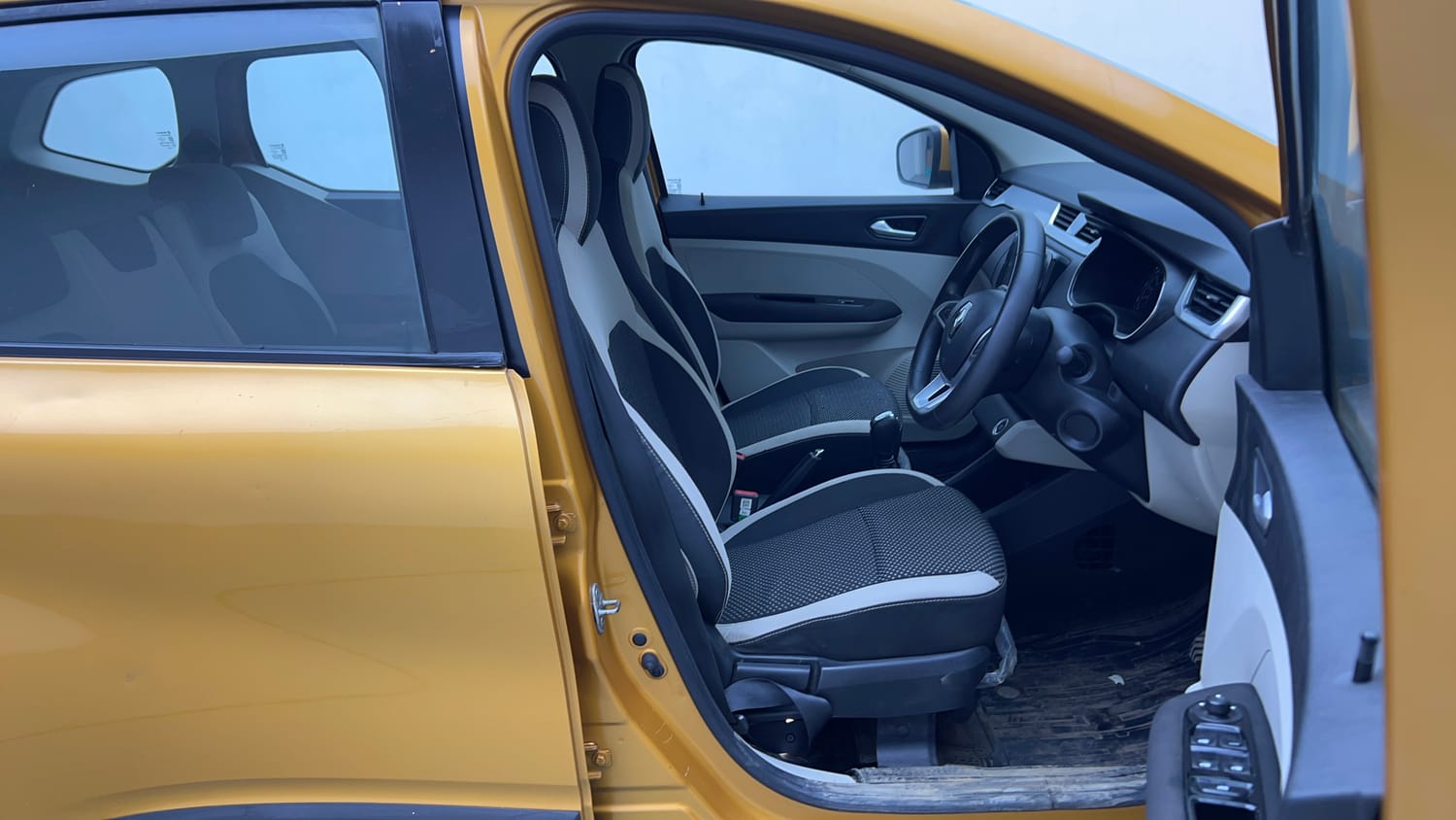 Used 2020 Renault Triber RXZ EASY-R AMT Petrol Automatic interior RIGHT SIDE FRONT DOOR CABIN VIEW
