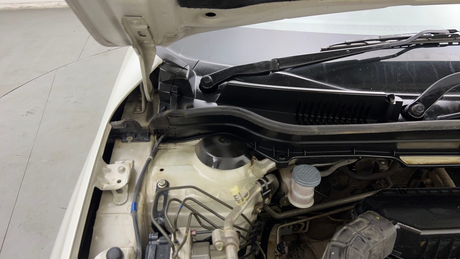 Used 2021 maruti-suzuki Vitara Brezza LXi Petrol Manual engine ENGINE RIGHT SIDE HINGE & APRON VIEW