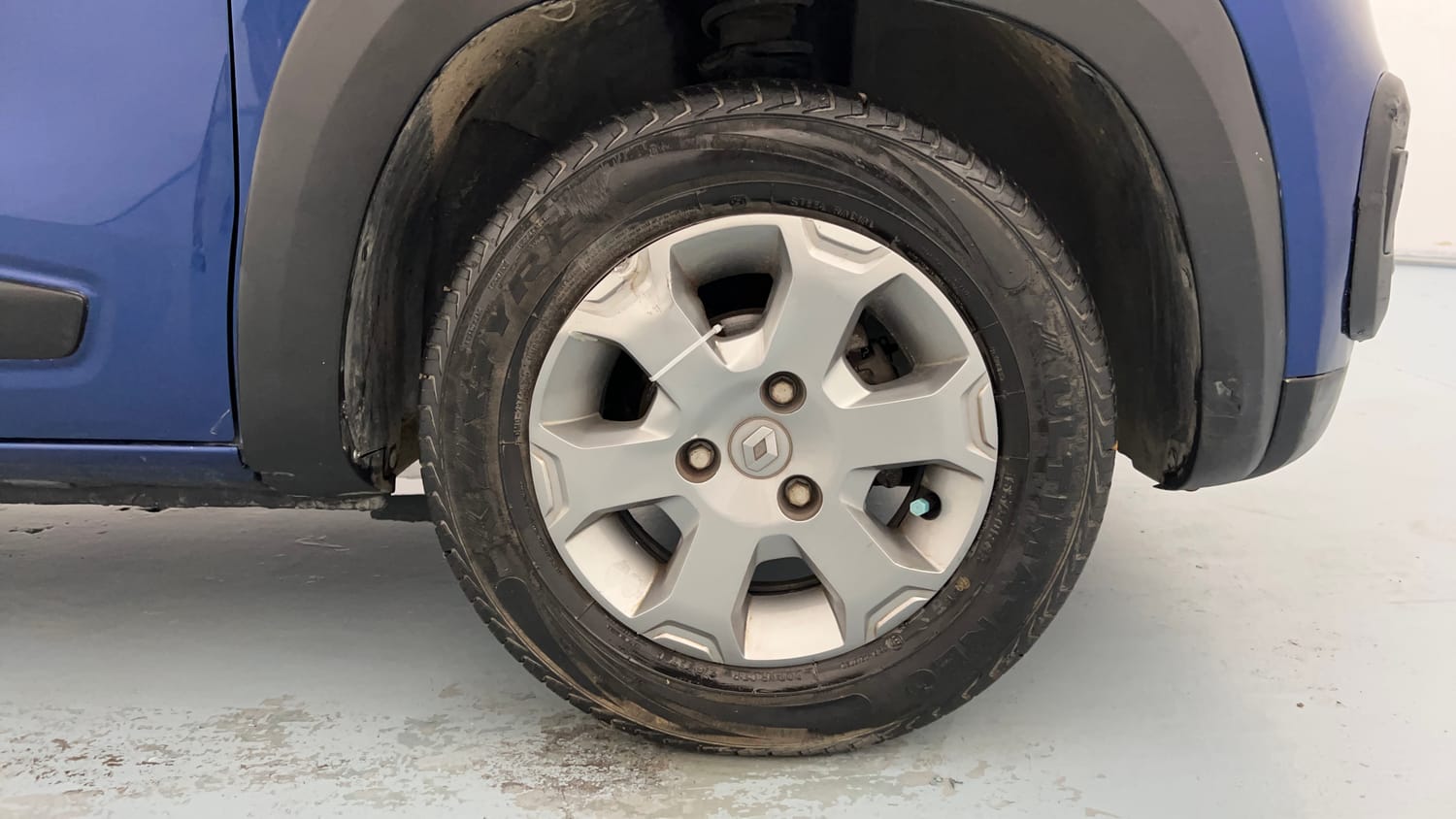 Used 2017 Renault Kwid CLIMBER 1.0 AMT Petrol Automatic tyres RIGHT FRONT TYRE RIM VIEW