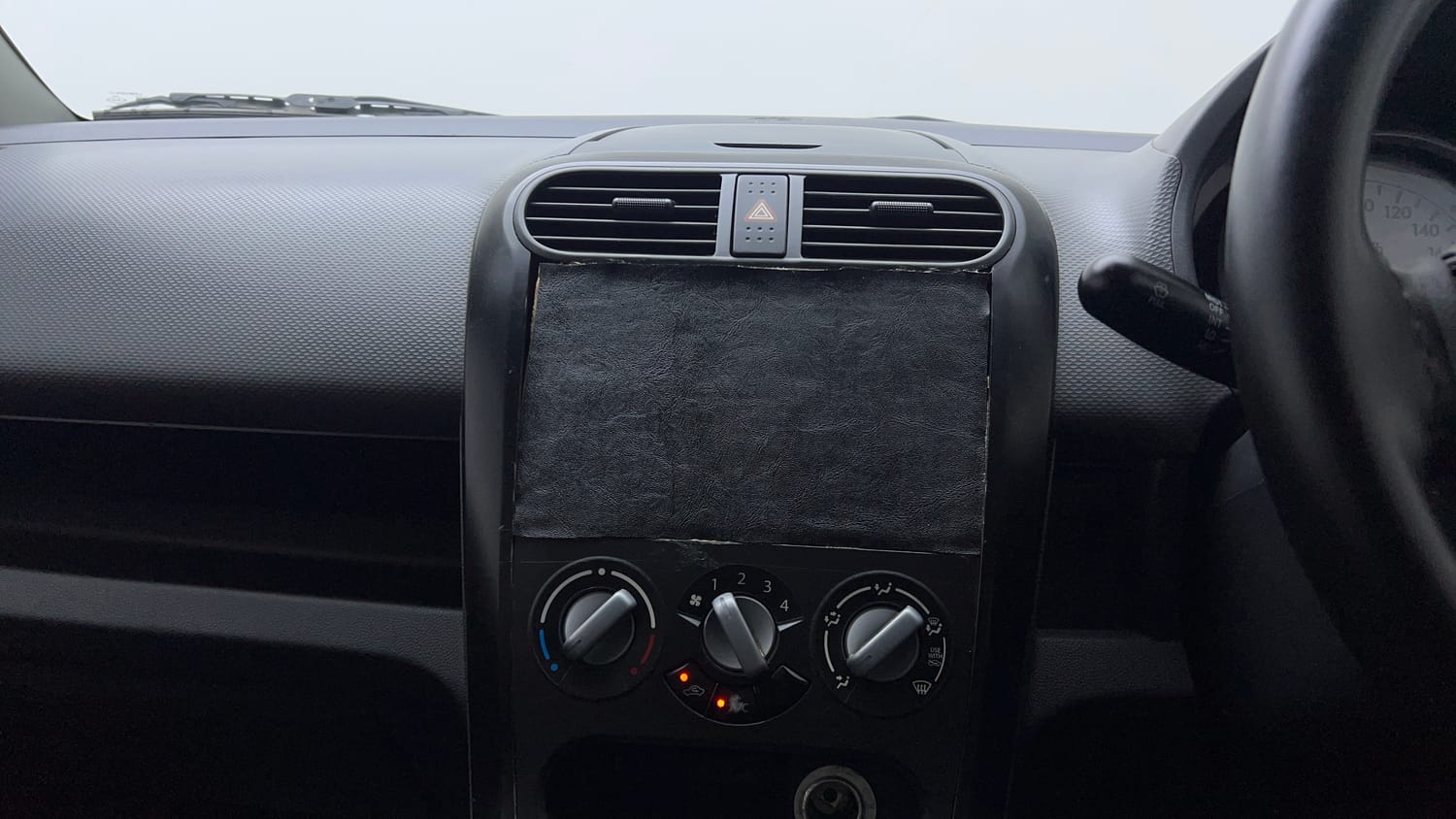 Used 2015 Maruti Suzuki Ritz Lxi BS-IV Petrol Manual interior MUSIC SYSTEM & AC CONTROL VIEW