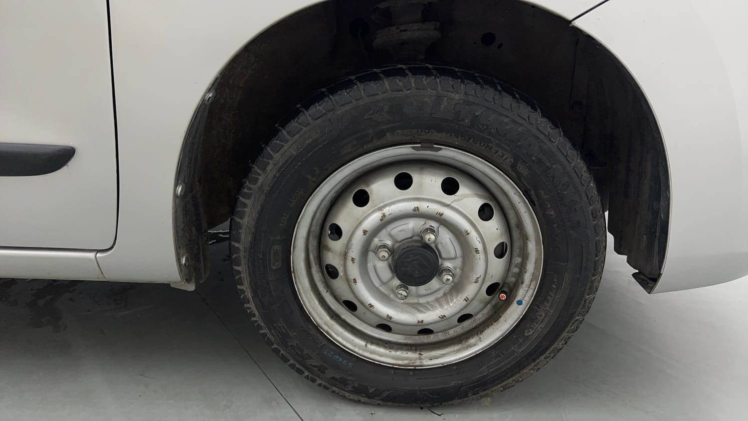 Used 2015 Maruti Suzuki Wagon R LXI Petrol Manual tyres RIGHT FRONT TYRE RIM VIEW