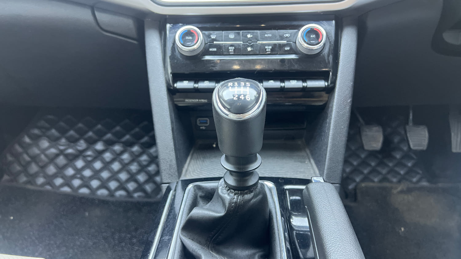Used 2023 Mahindra XUV700 AX 7 Petrol MT 7 STR Petrol Manual interior GEAR  KNOB VIEW
