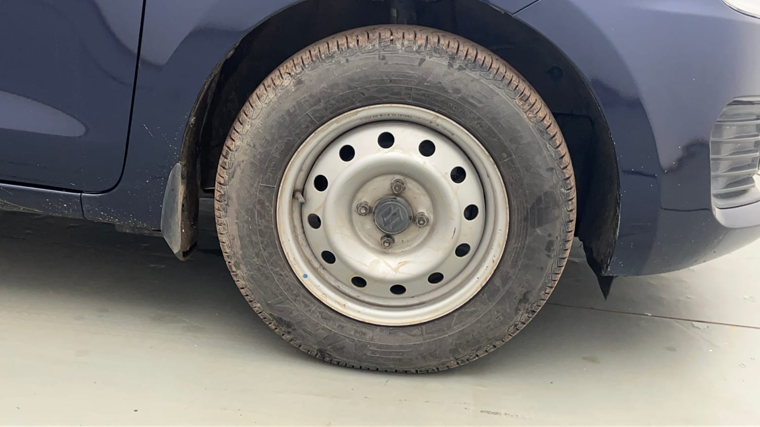 Used 2018 Maruti Suzuki Swift LXi Petrol Manual tyres RIGHT FRONT TYRE RIM VIEW