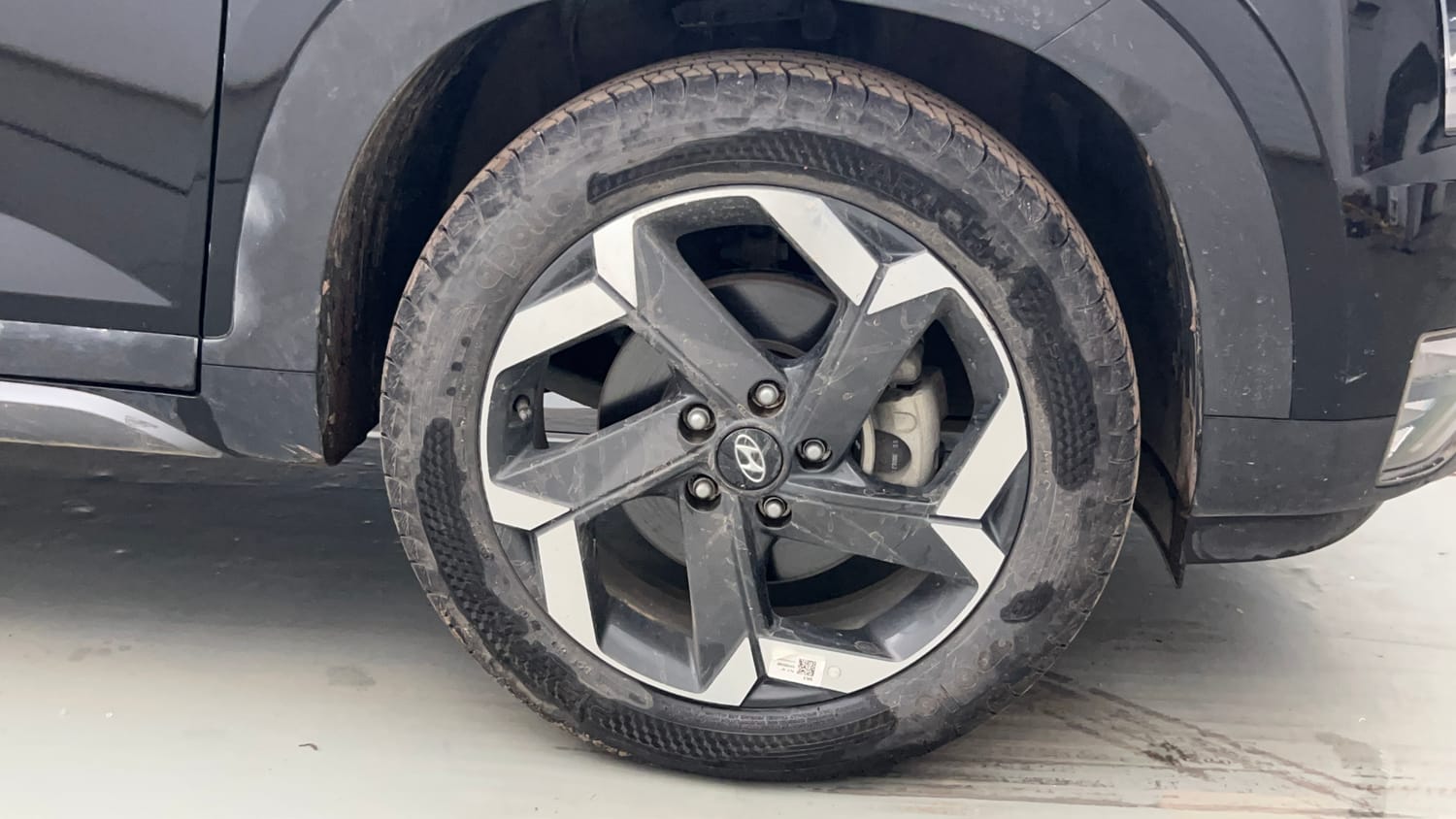 Used 2023 Hyundai Alcazar Platinum 7 STR 1.5 Turbo Petrol Petrol Manual tyres RIGHT FRONT TYRE RIM VIEW