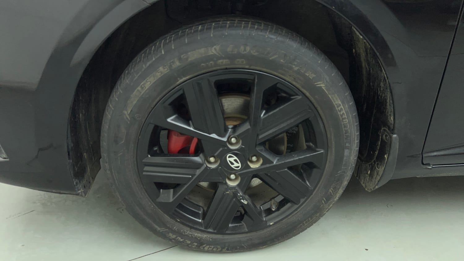Used 2024 Hyundai Verna SX (O) 1.5 Turbo Petrol MT Petrol Manual tyres LEFT FRONT TYRE RIM VIEW