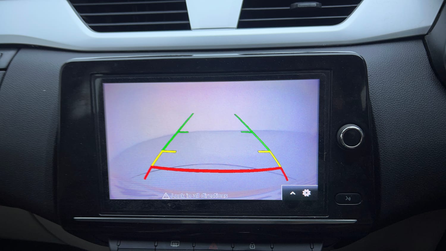 Used 2020 Renault Triber RXZ EASY-R AMT Petrol Automatic top_features Rear camera