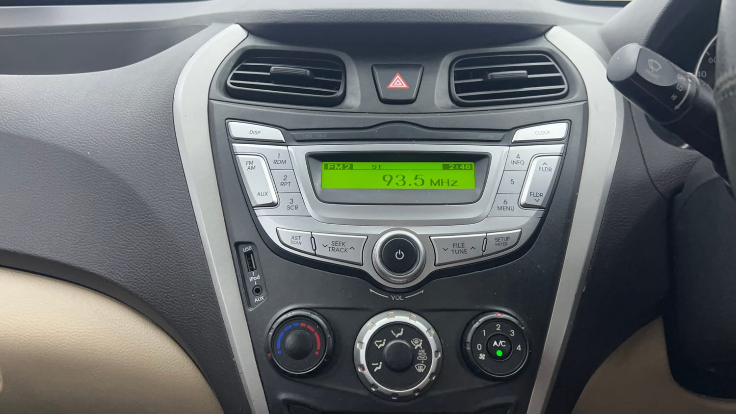 Used 2015 Hyundai Eon Magna + Petrol Manual interior MUSIC SYSTEM & AC CONTROL VIEW