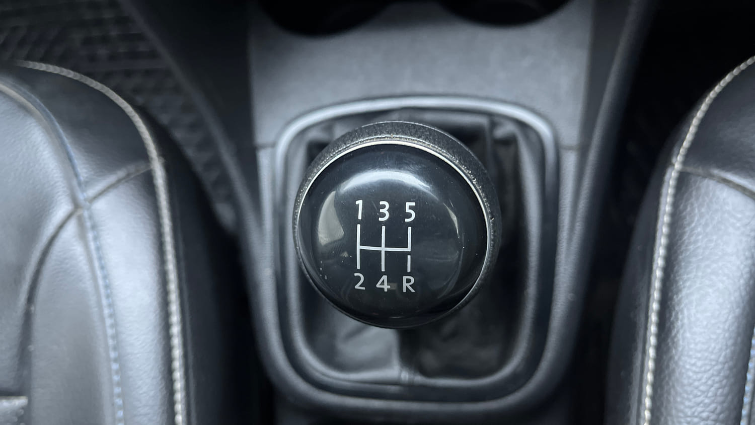 Used 2020 Volkswagen Polo Comfortline 1.0L (P) Petrol Manual interior GEAR  KNOB VIEW