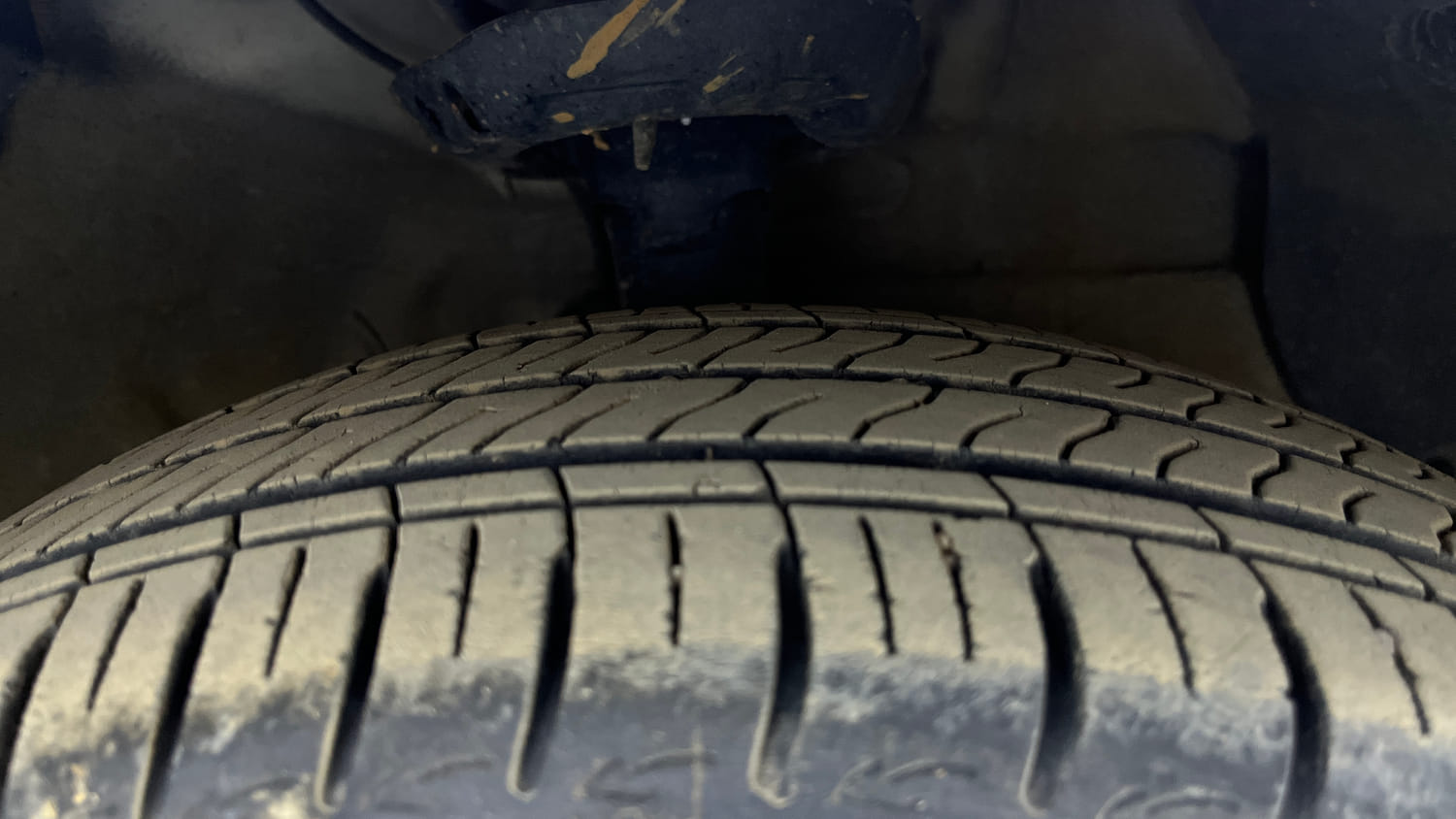 Used 2024 Hyundai Aura SX 1.2 (O) Petrol Petrol Manual tyres RIGHT FRONT TYRE TREAD VIEW