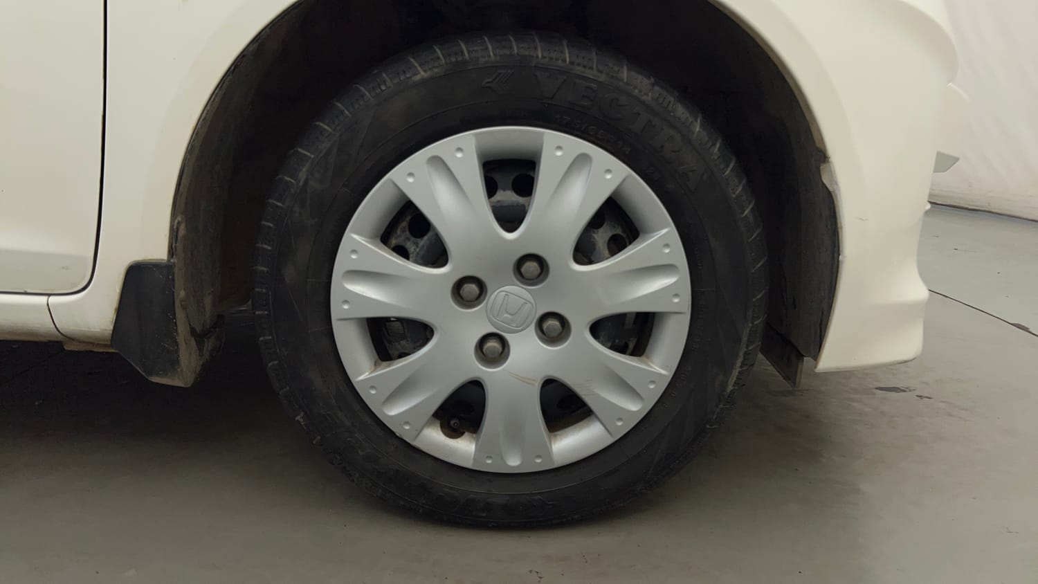 Used 2013 Honda Amaze 1.2 S AT i-VTEC Petrol Automatic tyres RIGHT FRONT TYRE RIM VIEW
