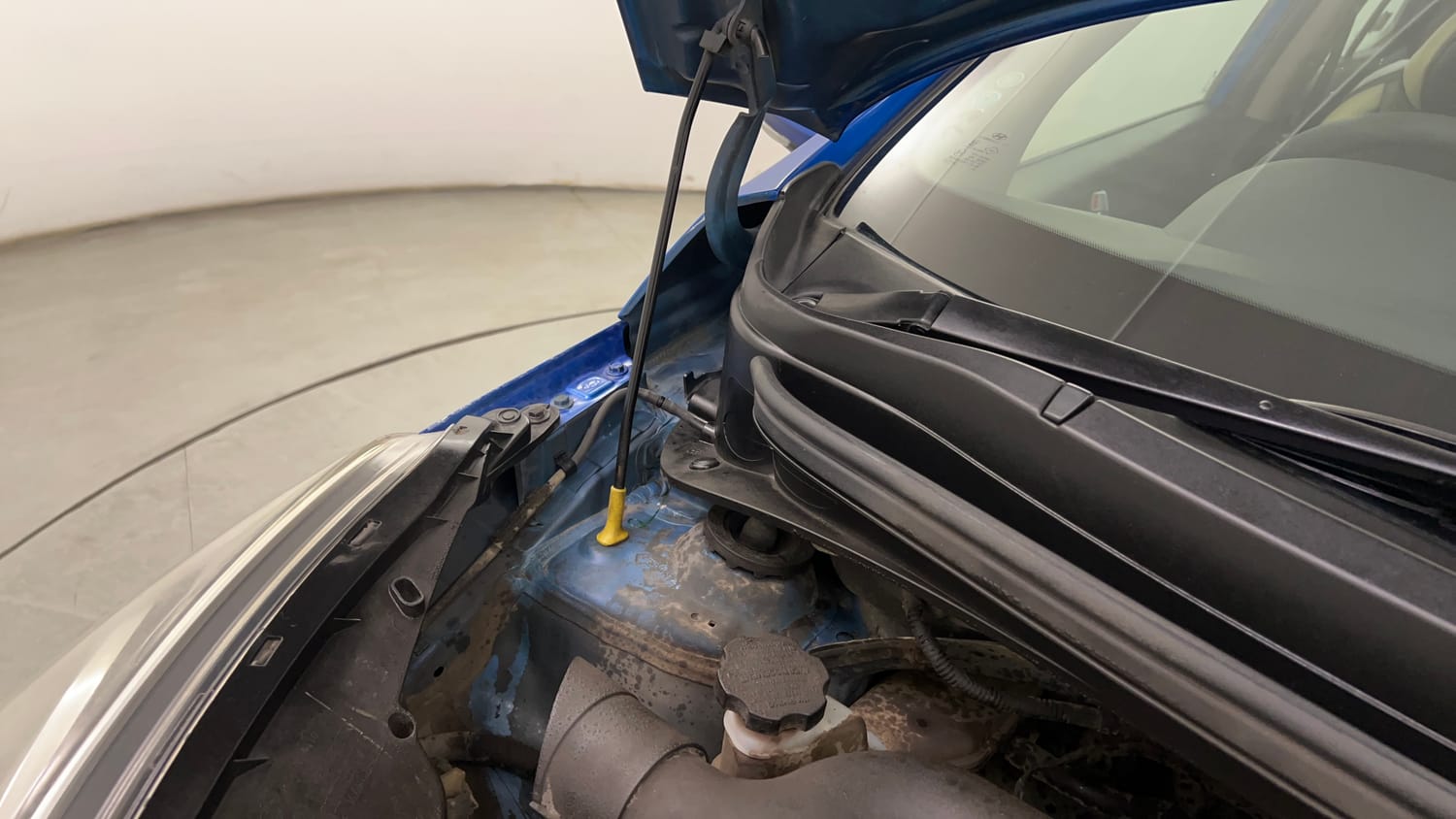 Used 2019 Hyundai Xcent SX (O)CRDi Diesel Manual engine ENGINE RIGHT SIDE HINGE & APRON VIEW