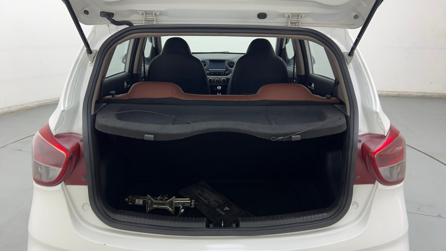 Used 2018 Hyundai Grand i10 Sportz 1.2 Kappa VTVT Petrol Manual interior DICKY INSIDE VIEW