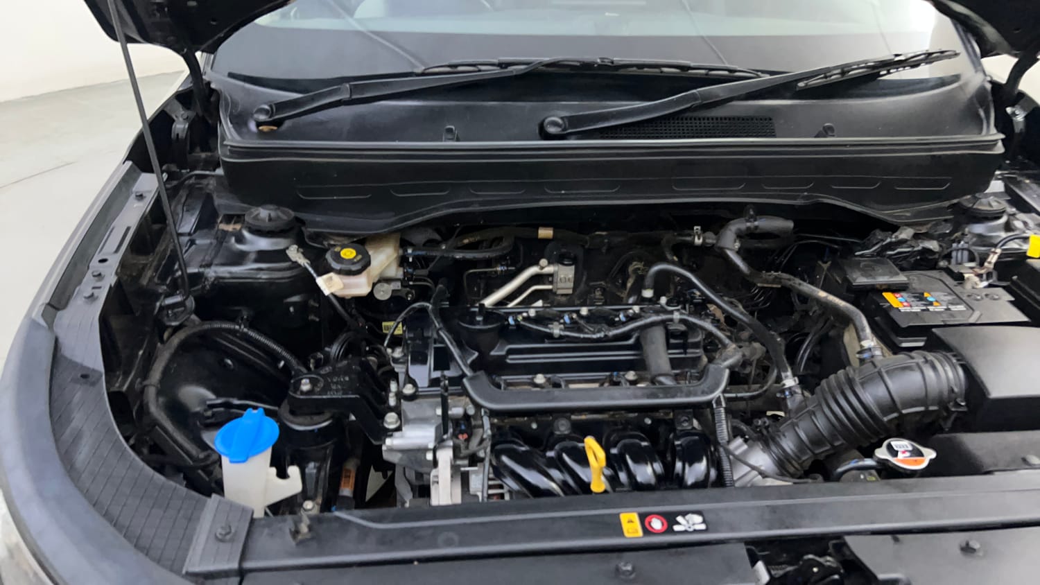 Used 2023 Hyundai Venue SX 1.2 Petrol Petrol Manual engine ENGINE RIGHT SIDE HINGE & APRON VIEW