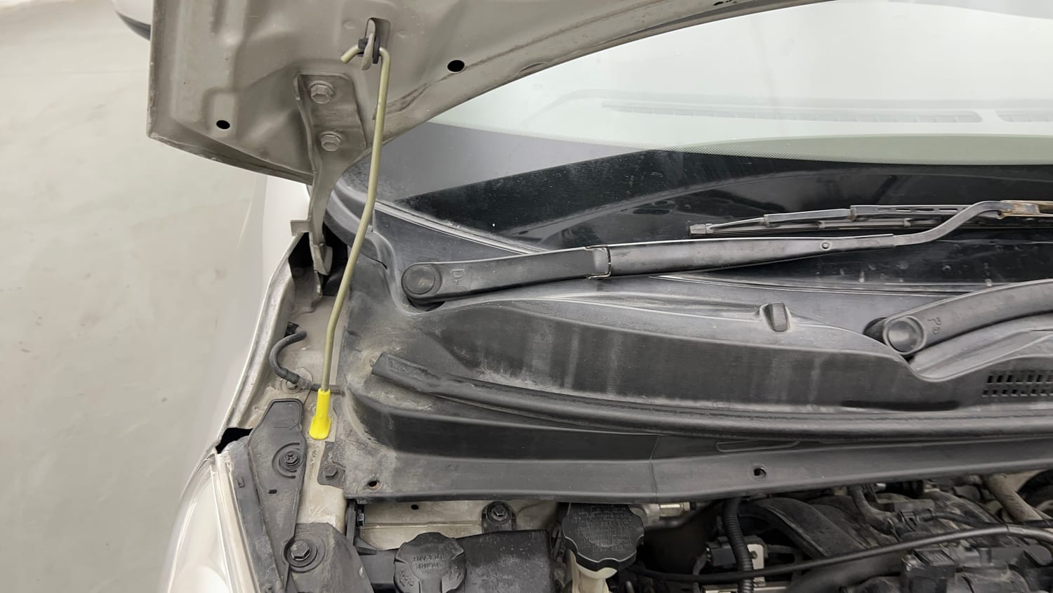 Used 2014 Hyundai i10 Sportz 1.1 iRDE2 Petrol Manual engine ENGINE RIGHT SIDE HINGE & APRON VIEW