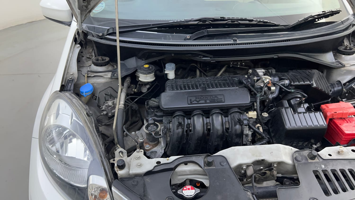 Used 2015 Honda Mobilio S Petrol Petrol Manual engine ENGINE RIGHT SIDE HINGE & APRON VIEW