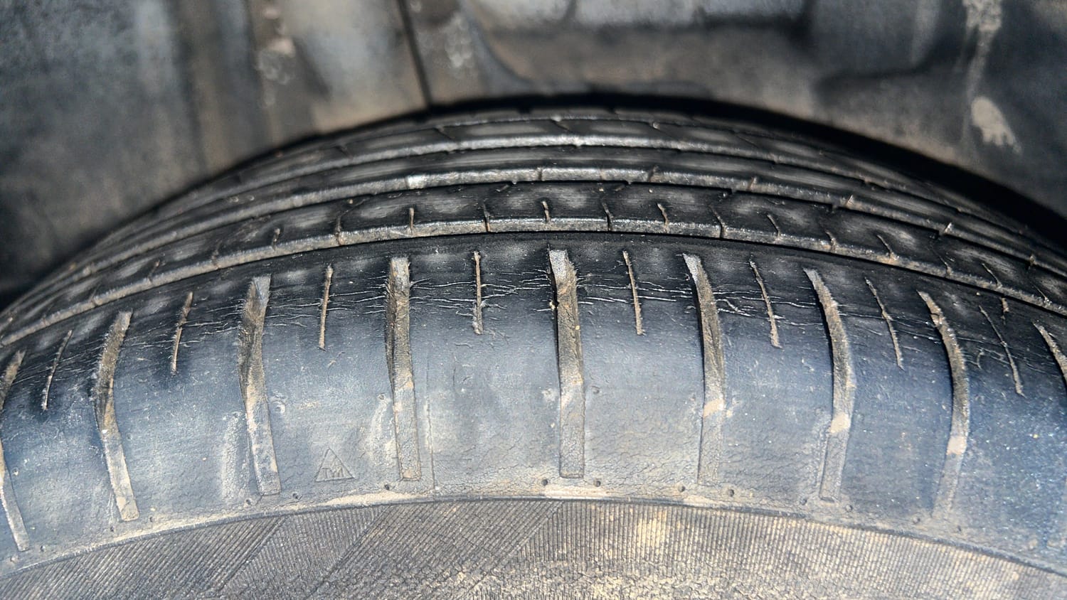 Used 2018 Maruti Suzuki Swift ZXi AMT Petrol Automatic tyres RIGHT REAR TYRE TREAD VIEW