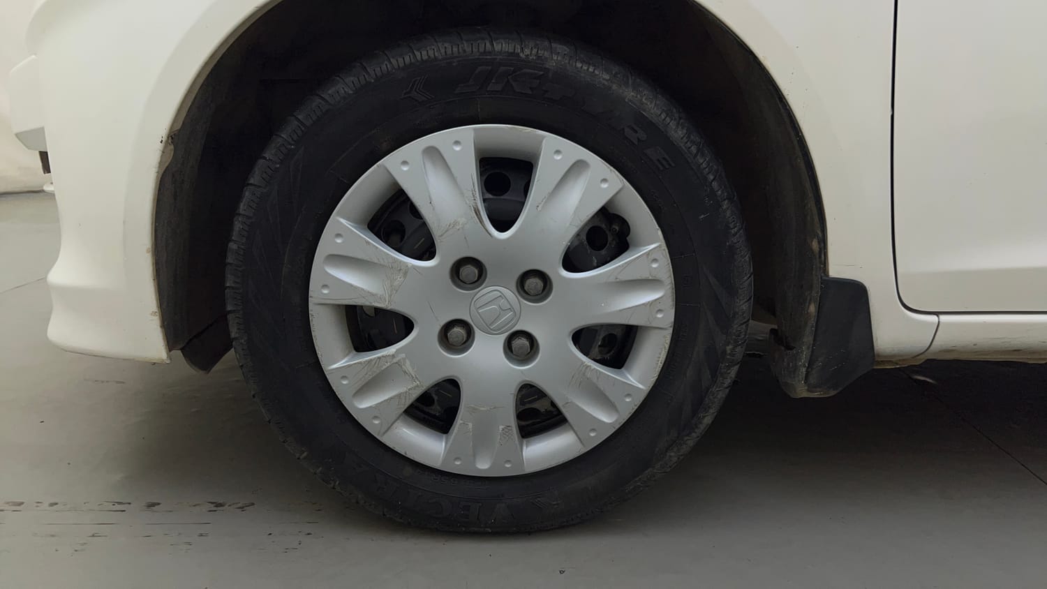 Used 2013 Honda Amaze 1.2 S AT i-VTEC Petrol Automatic tyres LEFT FRONT TYRE RIM VIEW