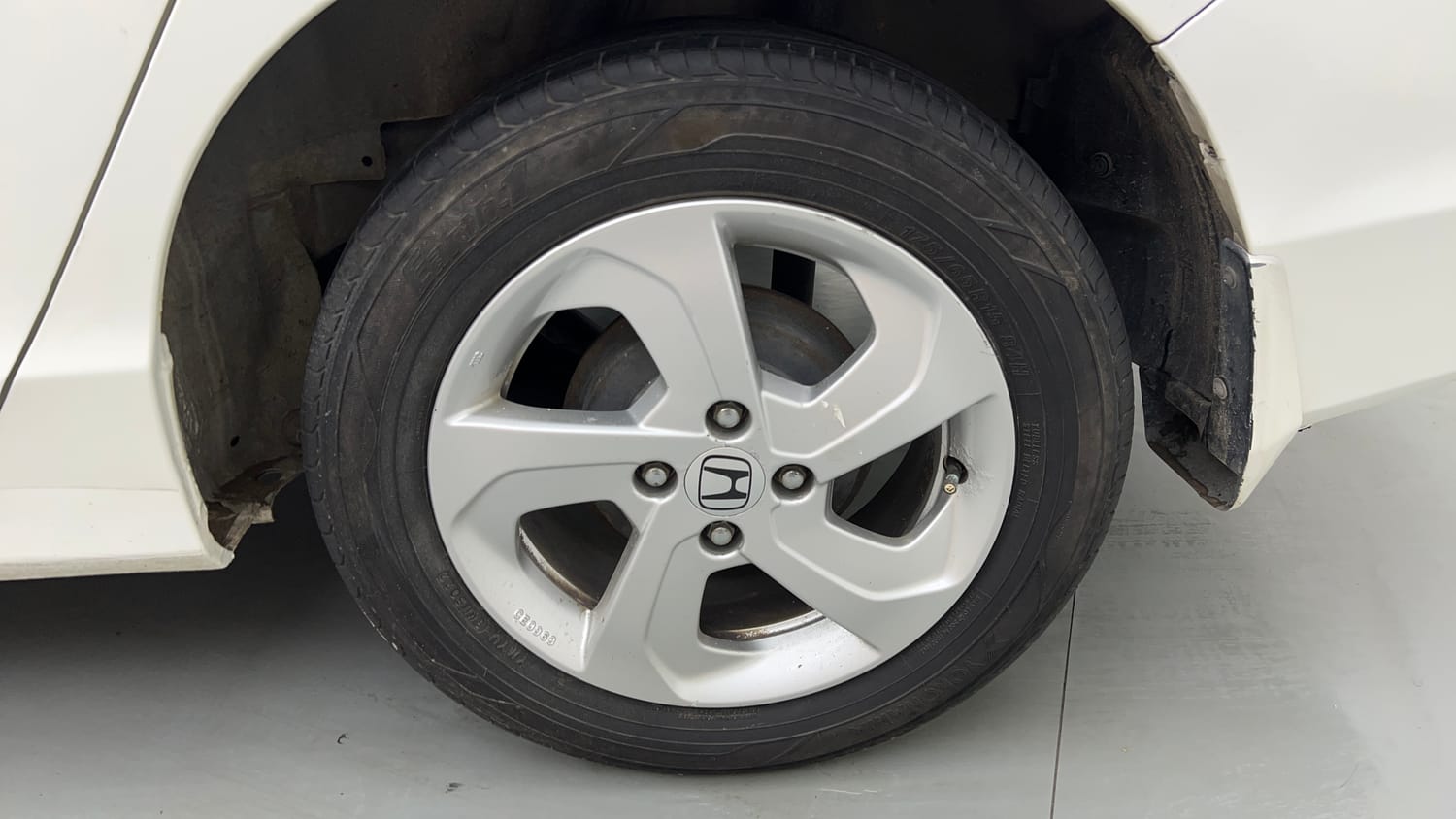Used 2015 Honda City V Petrol Manual tyres LEFT REAR TYRE RIM VIEW