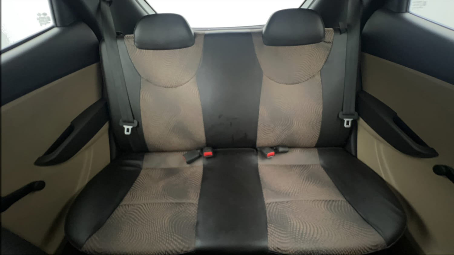 Used 2015 Hyundai Eon Magna + Petrol Manual interior REAR SEAT CONDITION VIEW