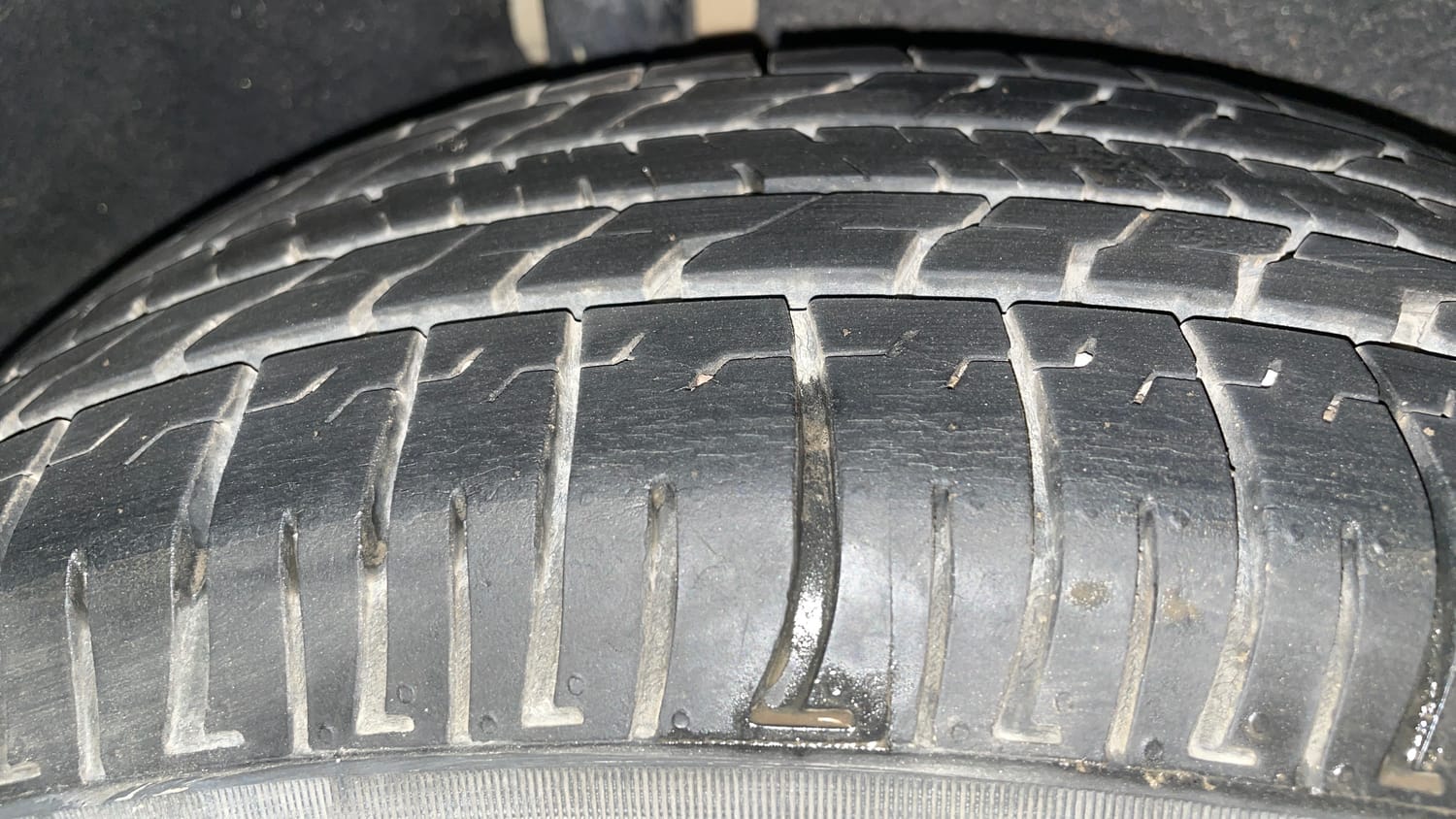 Used 2015 Ford EcoSport Titanium 1.5L Ti-VCT AT Petrol Automatic tyres RIGHT REAR TYRE TREAD VIEW
