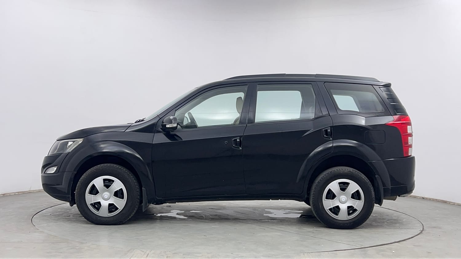 Used 2016 Mahindra XUV500 W4 Diesel Manual exterior LEFT SIDE VIEW