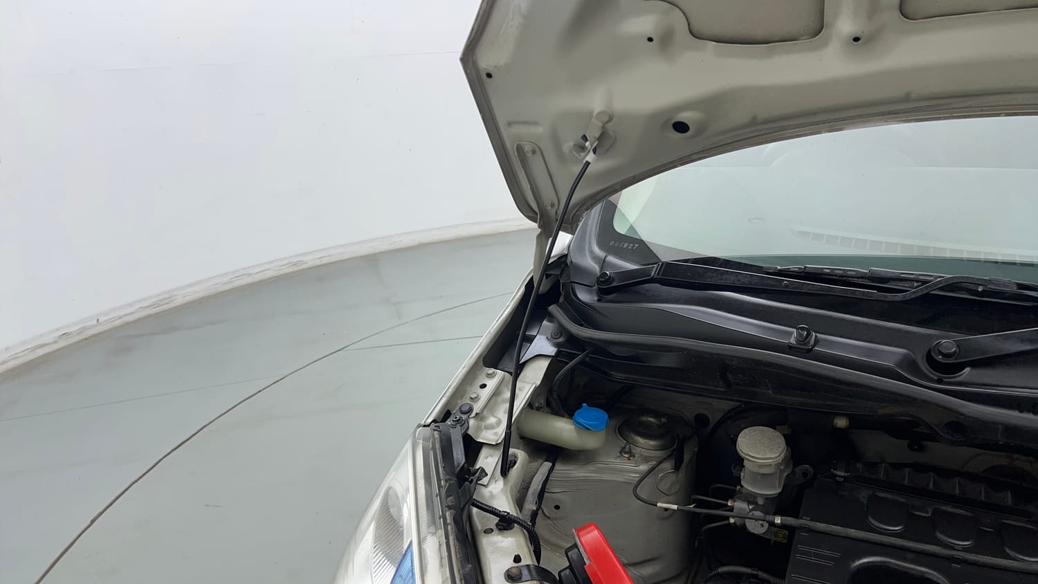Used 2015 Maruti Suzuki Wagon R LXI Petrol Manual engine ENGINE RIGHT SIDE HINGE & APRON VIEW