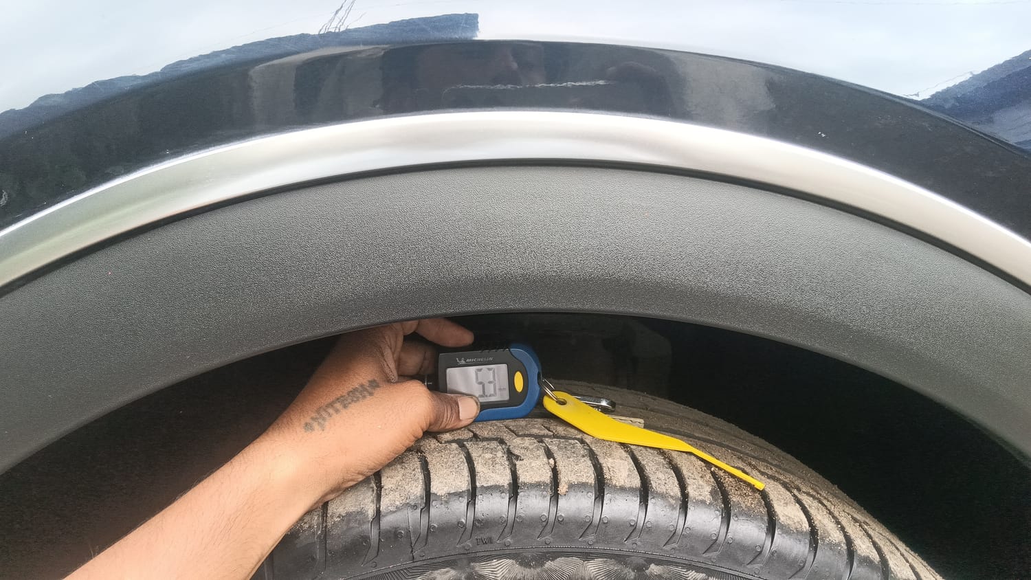 Used 2021 Mahindra XUV700 AX 7 Petrol AT Luxury Pack 7 STR Petrol Automatic tyres LEFT FRONT TYRE TREAD VIEW