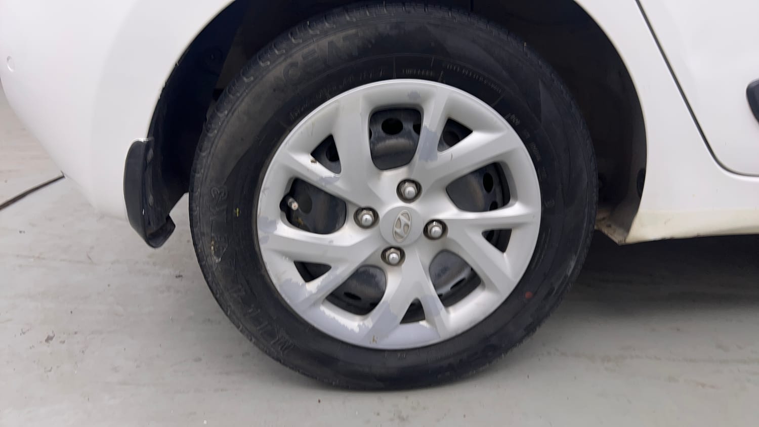 Used 2019 Hyundai Grand i10 Sportz 1.2 Kappa VTVT Petrol Manual tyres RIGHT REAR TYRE RIM VIEW