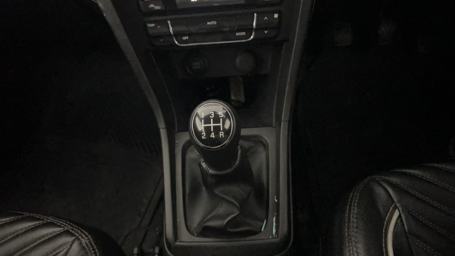 Used 2022 Maruti Suzuki Vitara Brezza [2020-2022] ZXI Plus Dual Tone Petrol Manual interior GEAR  KNOB VIEW