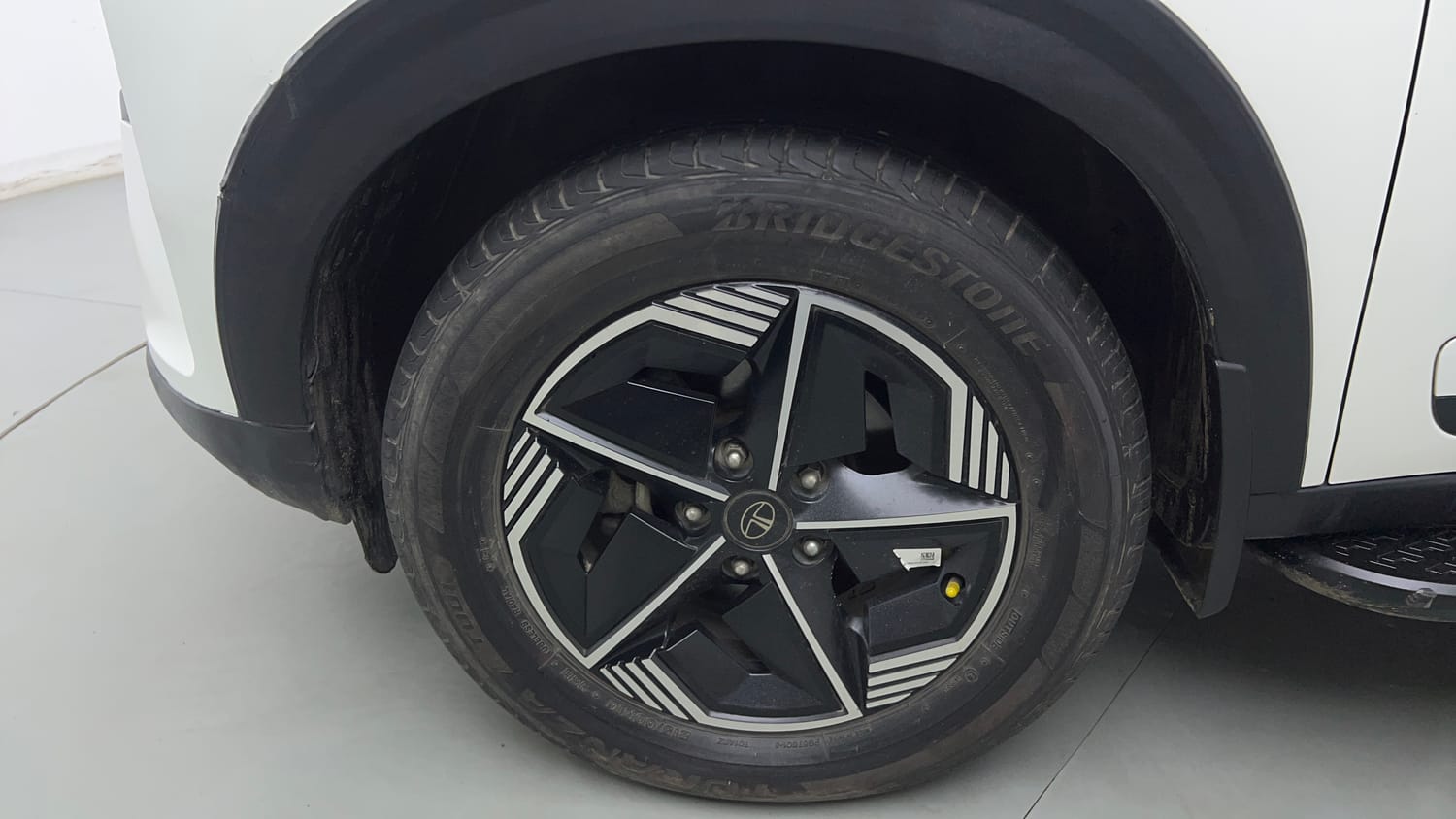 Used 2024 tata Nexon Fearless S 1.2 Revotron Petrol 7DCA Dual Tone Petrol Automatic tyres LEFT FRONT TYRE RIM VIEW
