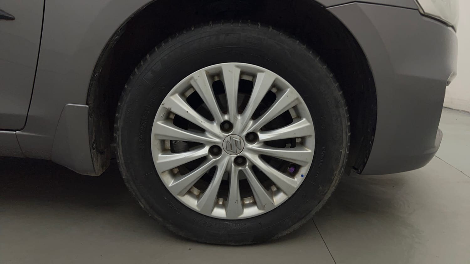 Used 2017 Maruti Suzuki Ciaz Zeta 1.3 Hybrid Diesel Manual tyres RIGHT FRONT TYRE RIM VIEW