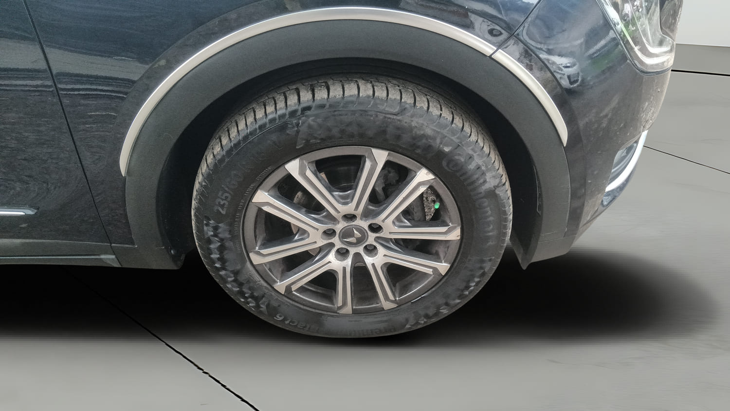 Used 2021 Mahindra XUV700 AX 7 Petrol AT Luxury Pack 7 STR Petrol Automatic tyres RIGHT FRONT TYRE RIM VIEW