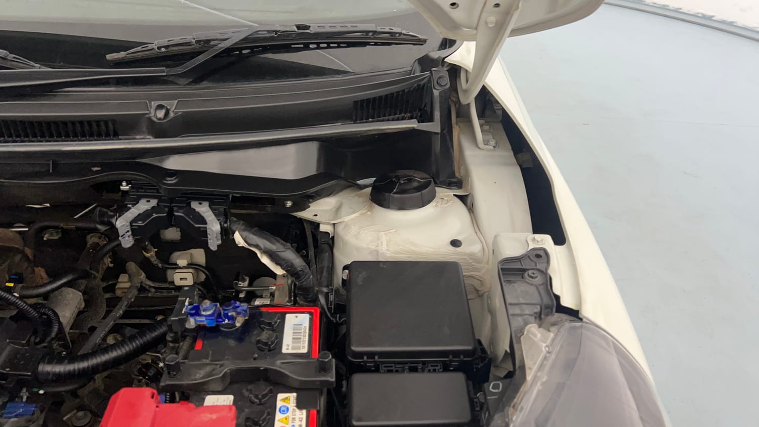 Used 2025 Maruti Suzuki Swift LXi Petrol Manual engine ENGINE LEFT SIDE HINGE & APRON VIEW