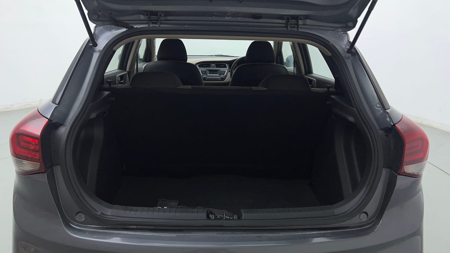 Used 2018 Hyundai Elite i20 Magna Executive 1.2 Petrol Manual interior DICKY INSIDE VIEW