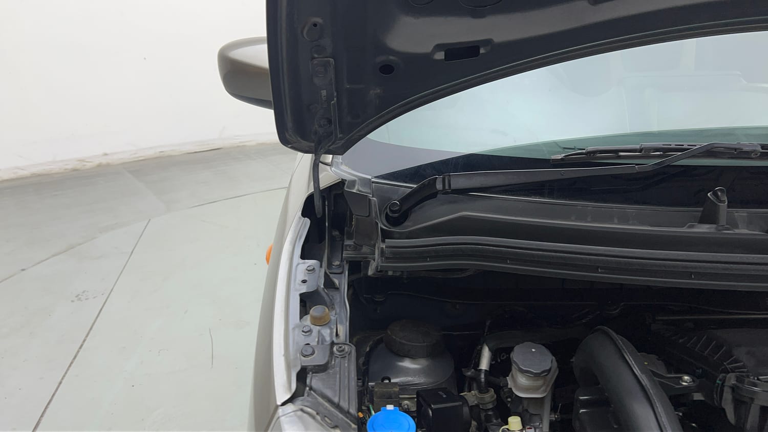 Used 2024 Maruti Suzuki Wagon R VXI 1.0 Petrol Manual engine ENGINE RIGHT SIDE HINGE & APRON VIEW