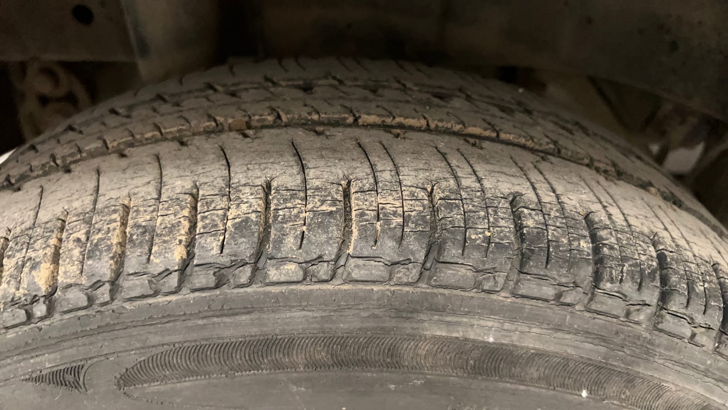 Used 2016 Mahindra KUV100 K6 6 STR Petrol Manual tyres RIGHT REAR TYRE TREAD VIEW