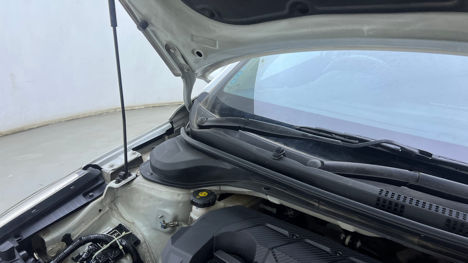 Used 2021 Hyundai Verna SX 1.5 VTVT IVT Petrol Automatic engine ENGINE RIGHT SIDE HINGE & APRON VIEW