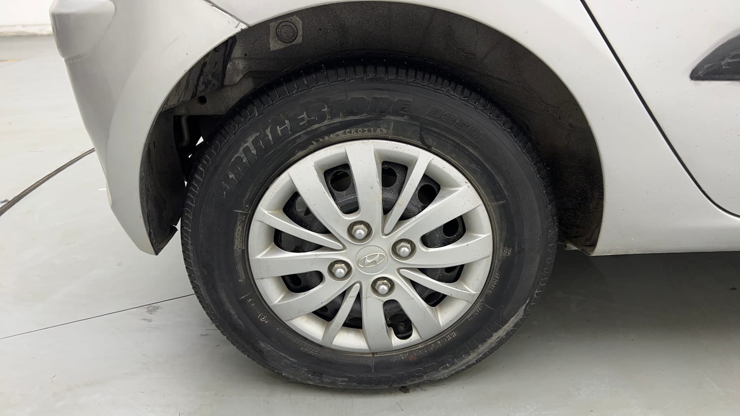 Used 2014 Hyundai i10 Sportz 1.1 iRDE2 Petrol Manual tyres RIGHT REAR TYRE RIM VIEW