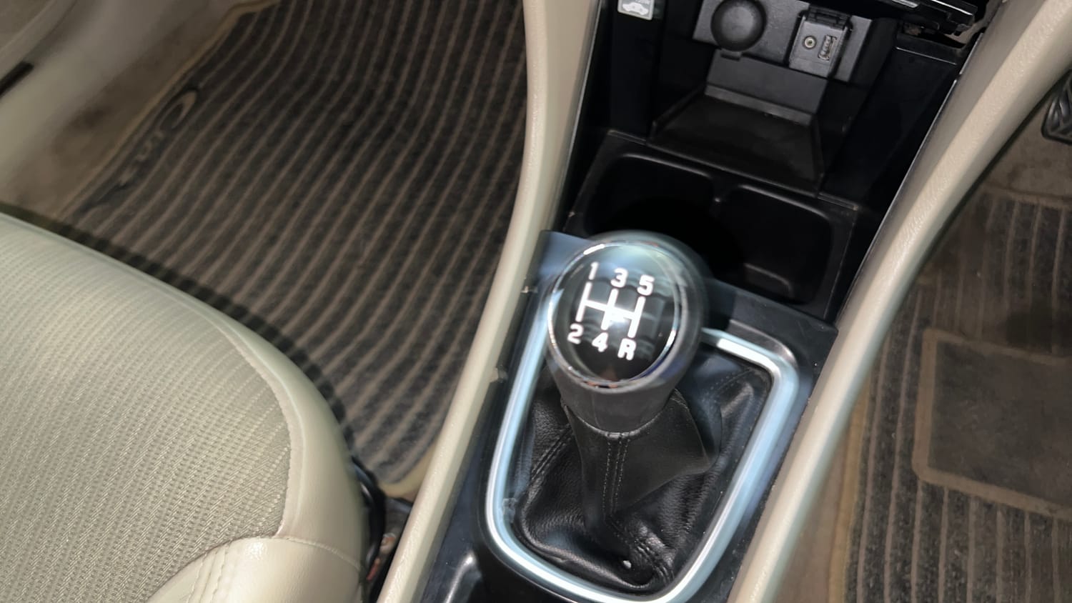 Used 2017 Maruti Suzuki Ciaz Zeta 1.3 Hybrid Diesel Manual interior GEAR  KNOB VIEW