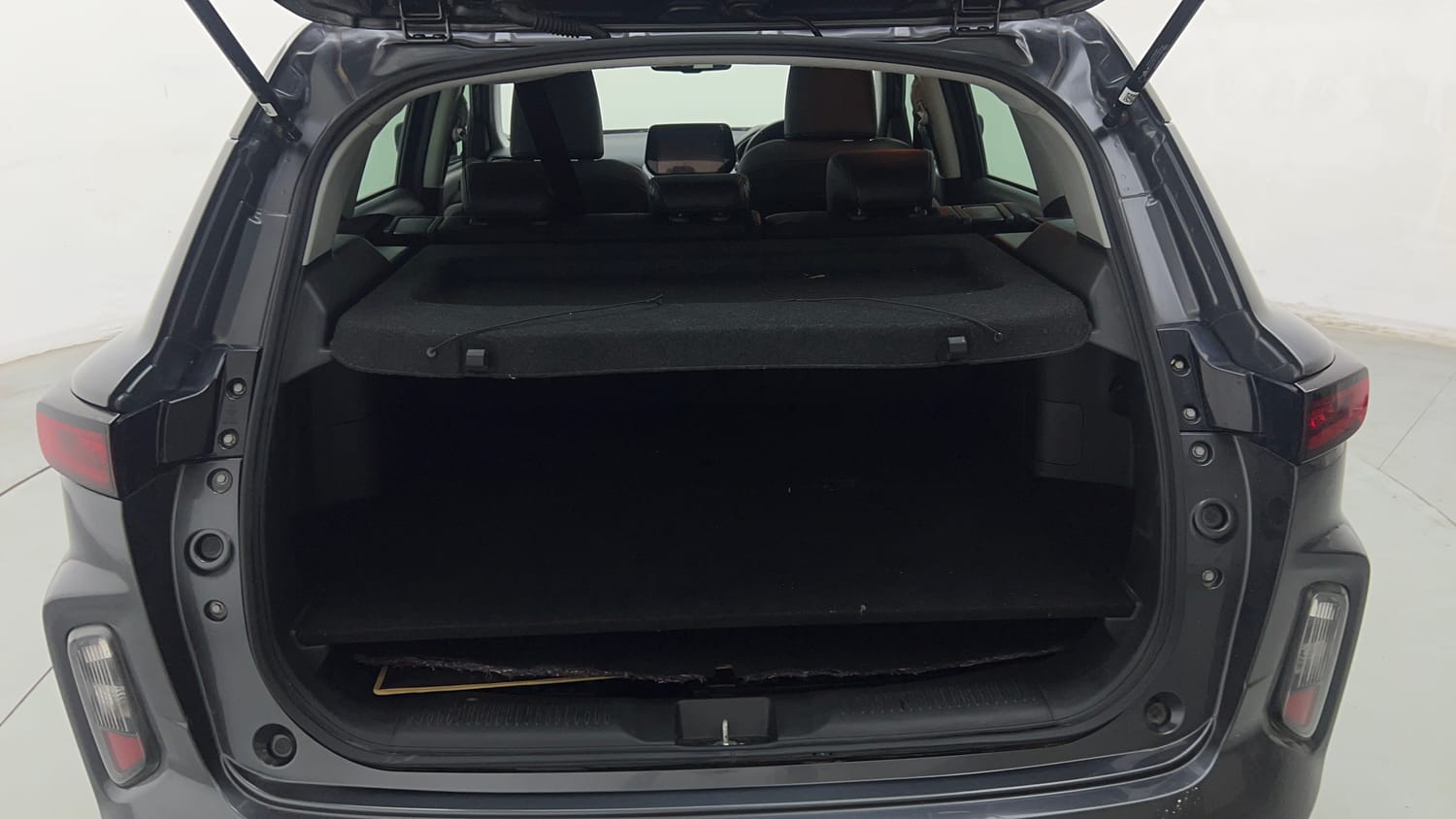 Used 2025 Toyota Urban Cruiser Hyryder V Hybrid Hybrid Automatic interior DICKY INSIDE VIEW
