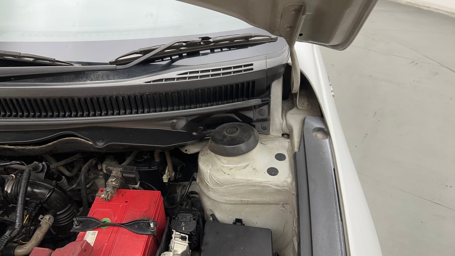 Used 2015 Maruti Suzuki Ciaz ZXI+ Petrol Manual engine ENGINE LEFT SIDE HINGE & APRON VIEW